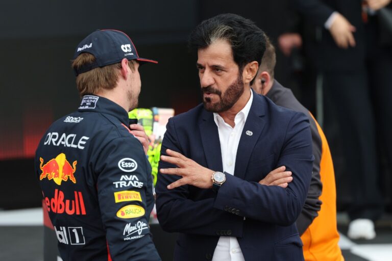 Max Verstappen i Mohammed Ben Sulayem rozmawiają po kwalifikacjach do Grand Prix Wielkiej Brytanii
