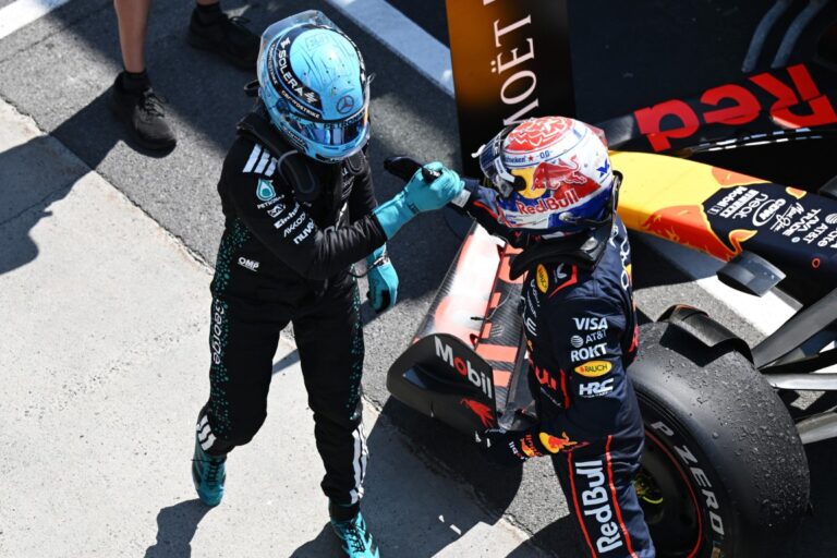 George Russell i Max Verstappen podają sobie ręce po wyścigu o Grand Prix Kanady