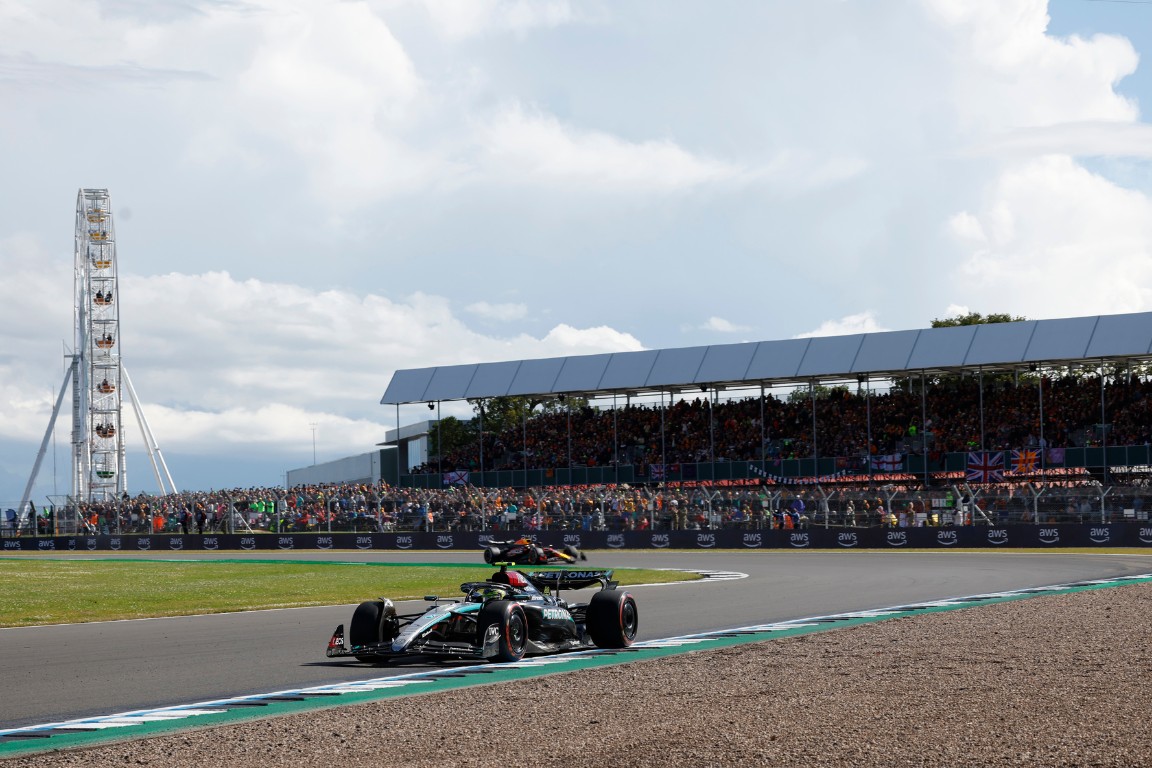 Lewis Hamilton w Mercedesie W15 wyjeżdża z zakrętu Luffield. Za nim Max Verstappen